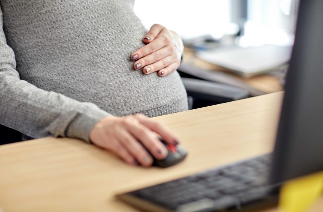 Demissão de gestantes: a lei permite demitir uma mulher grávida e pagar indenização?